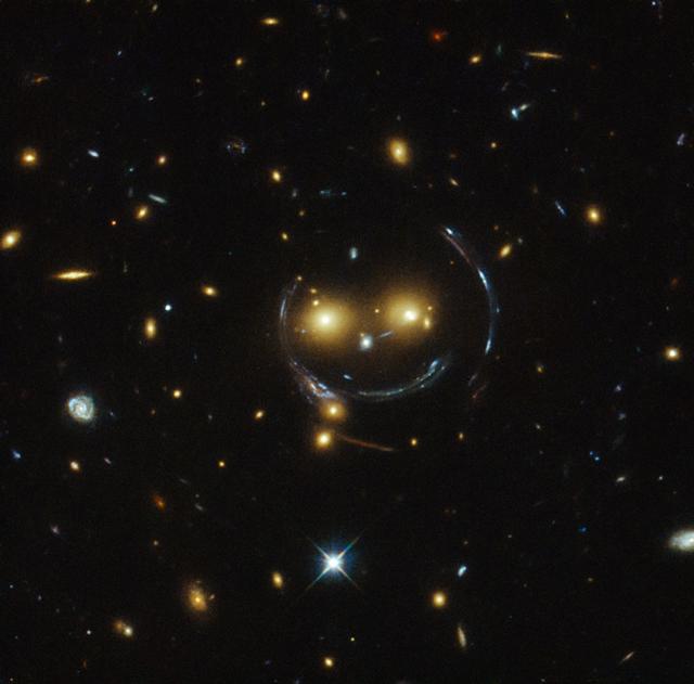 Galaxy cluster SDSS J1038+4849 — gravitational lensing photographed by Hubble